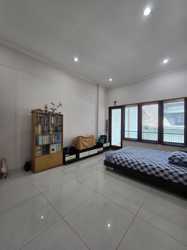 Rumah Bagus Dengan Kolam Renang Di Graha Taman Bintaro Jaya