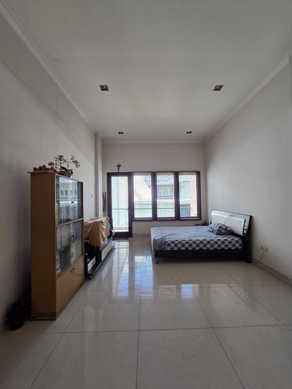 Rumah Bagus Dengan Kolam Renang Di Graha Taman Bintaro Jaya