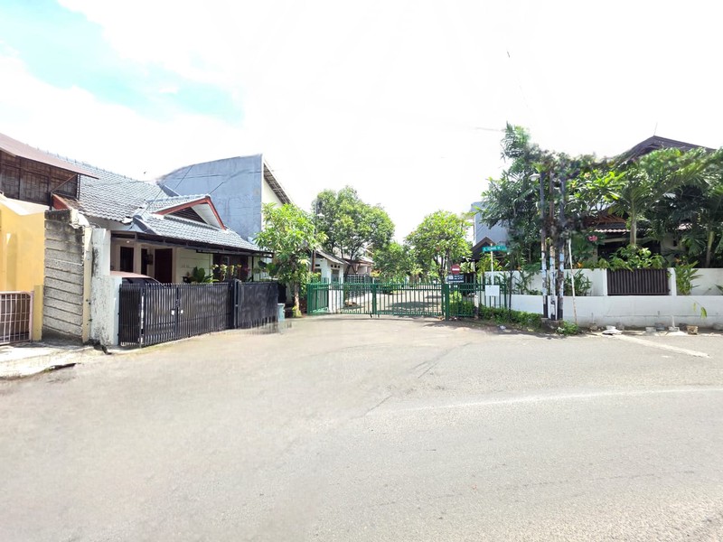 Rumah Bagus Siap Huni Asri di Jl KKenar, Bintaro Jaya, Sektor 2,  Tangerang Selatan