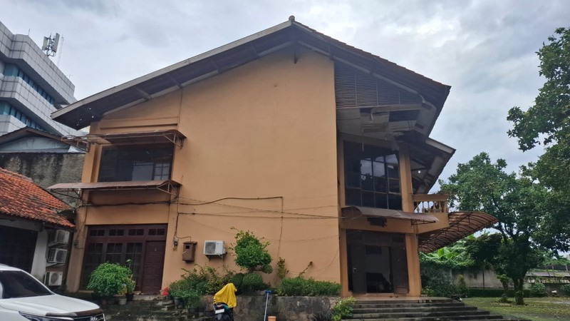 Tanah 3849 m2 Bonus Bangunan Cocok Untuk Padel di Jalan Raya Besar Jalur Busway JakSel