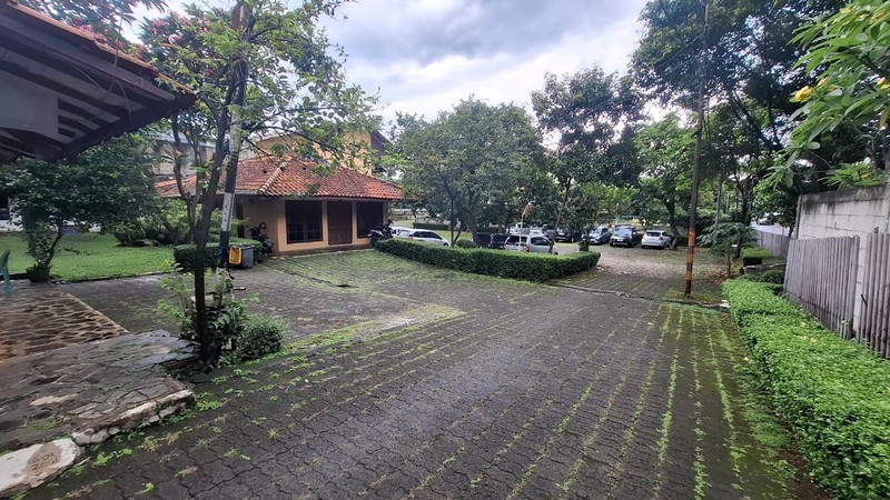 Tanah 3849 m2 Bonus Bangunan Cocok Untuk Padel di Jalan Raya Besar Jalur Busway JakSel