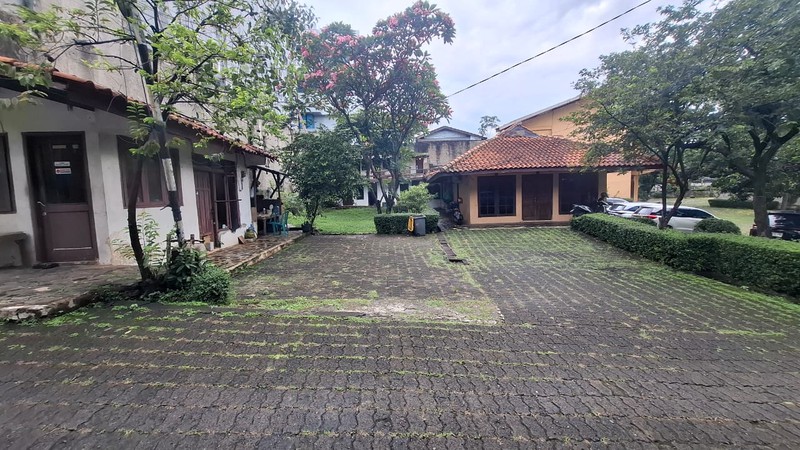 Tanah 3849 m2 Bonus Bangunan Cocok Untuk Padel di Jalan Raya Besar Jalur Busway JakSel