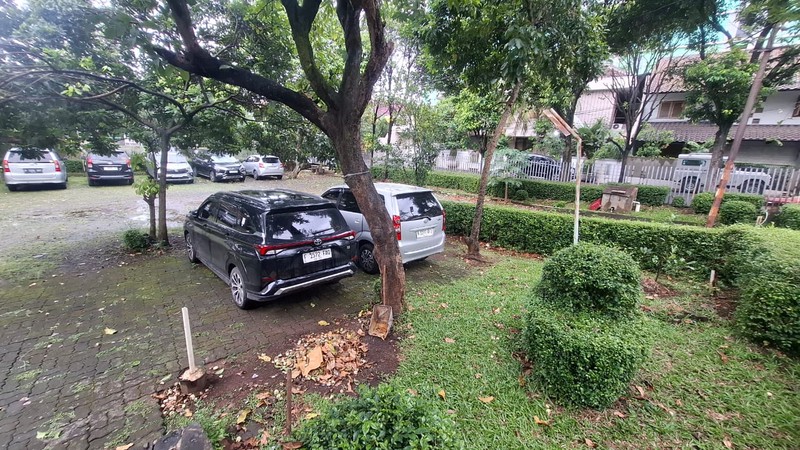 Tanah 3849 m2 Bonus Bangunan Cocok Untuk Padel di Jalan Raya Besar Jalur Busway JakSel