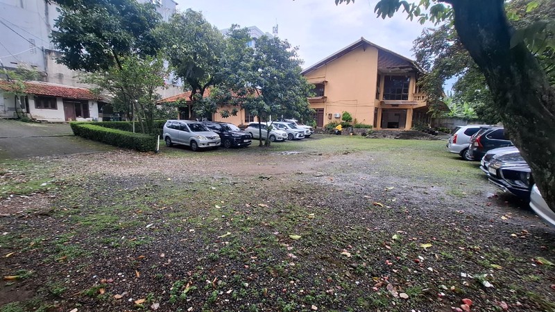 Tanah 3849 m2 Bonus Bangunan Cocok Untuk Padel di Jalan Raya Besar Jalur Busway JakSel