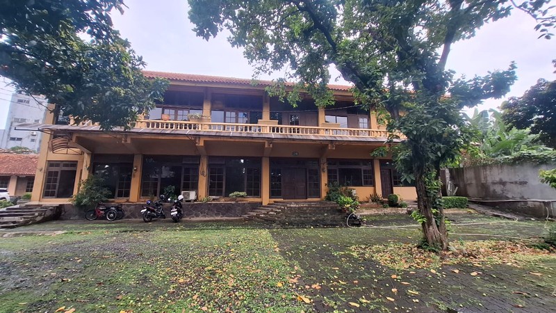 Tanah 3849 m2 Bonus Bangunan Cocok Untuk Padel di Jalan Raya Besar Jalur Busway JakSel