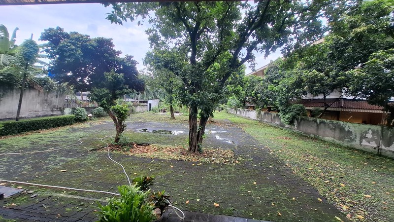 Tanah 3849 m2 Bonus Bangunan Cocok Untuk Padel di Jalan Raya Besar Jalur Busway JakSel