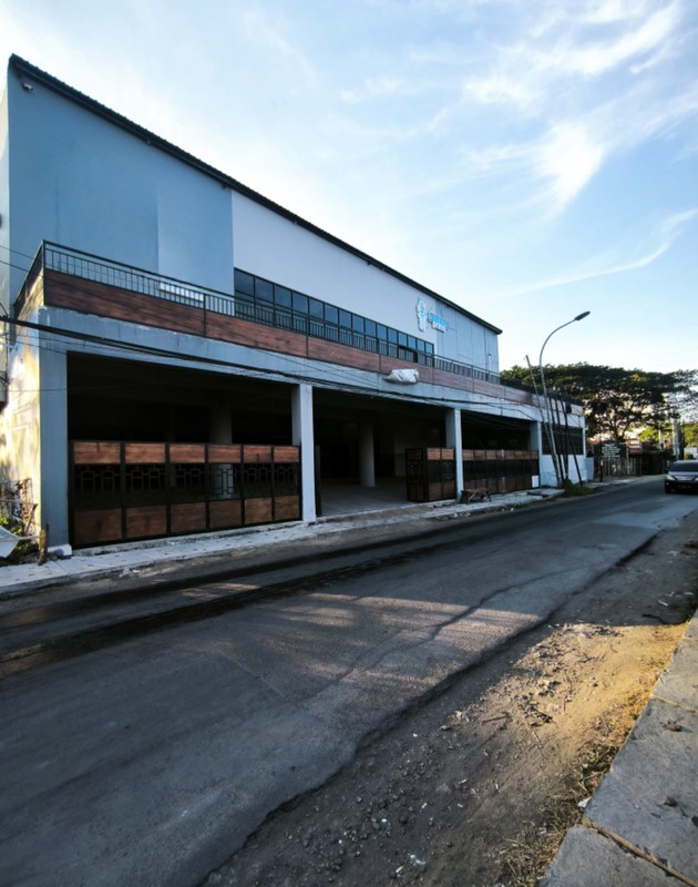 MURAH Disewakan 1800 m2 Bangunan Komersial Baru Surabaya Barat Di Jalan Raya Jelidro - Sambikerep - Komersial Area Nol Jalan Raya - Parkiran Mobil 10 Mobil Luas Cocok Buat Gym , Coffee Shop, Resto , S