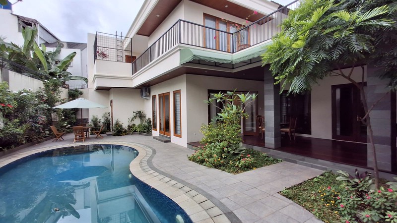 Rumah Mewah di Siaga Pejaten Jakarta Selatan LT 670 m2 LB 500 m2 ada Swimming Pool Privat SHM