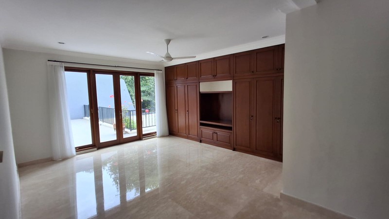 Rumah Mewah di Siaga Pejaten Jakarta Selatan LT 670 m2 LB 500 m2 ada Swimming Pool Privat SHM