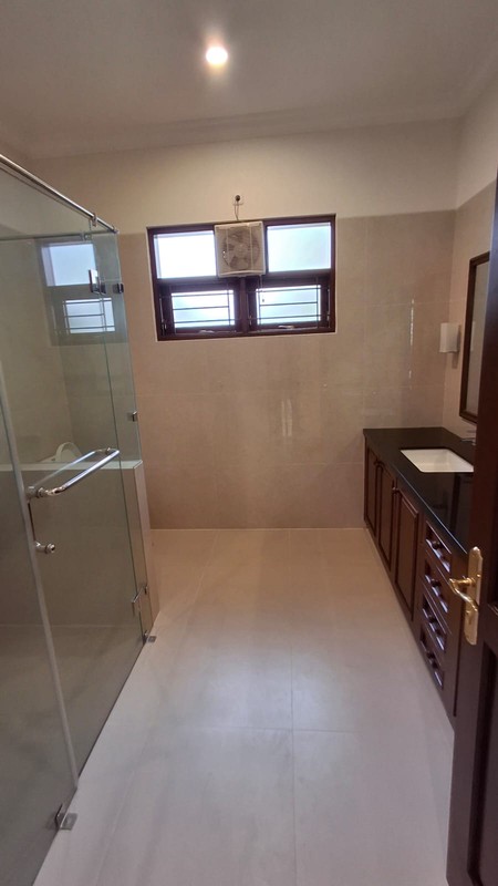 Rumah Mewah di Siaga Pejaten Jakarta Selatan LT 670 m2 LB 500 m2 ada Swimming Pool Privat SHM