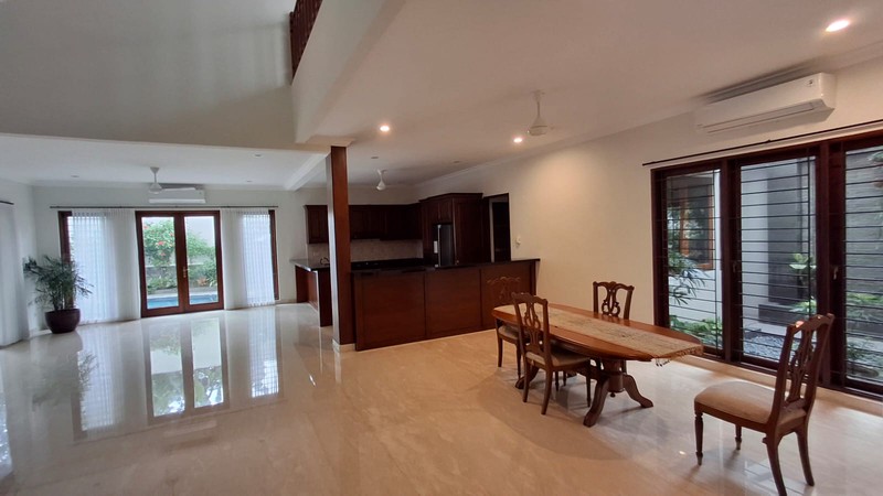 Rumah Mewah di Siaga Pejaten Jakarta Selatan LT 670 m2 LB 500 m2 ada Swimming Pool Privat SHM