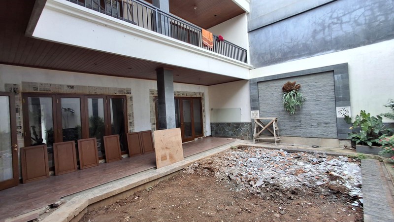 Rumah Mewah di Lebak Bulus Dekat Pondok Indah Jakarta Selatan Swimming Pool Privat