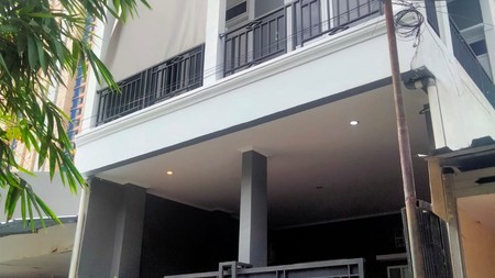 Rumah 2½ Lantai di Jakarta Selatan dengan KT 3+1 dan KM 2+1 Lokasi Strategis Siap Huni