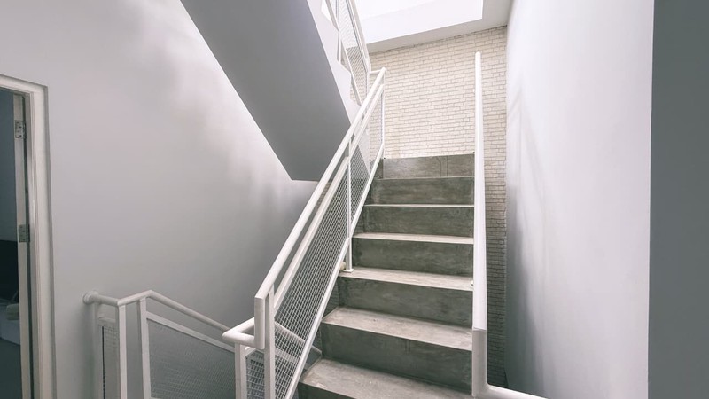 Rumah Full Furnished dengan Desain Modern Hunian Nyaman dan Asri di Ciputat Timur