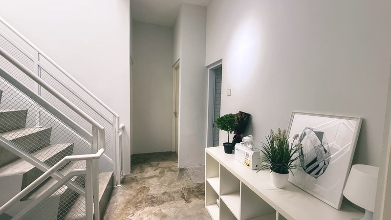 Rumah Full Furnished dengan Desain Modern Hunian Nyaman dan Asri di Ciputat Timur