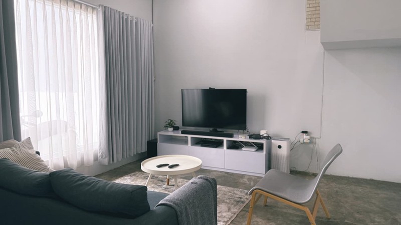 Rumah Full Furnished dengan Desain Modern Hunian Nyaman dan Asri di Ciputat Timur