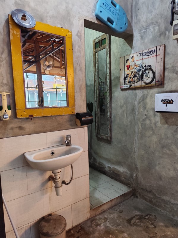 Disewakan Cepat, Ruang Usaha Strategis Di Condong Catur, Sleman 