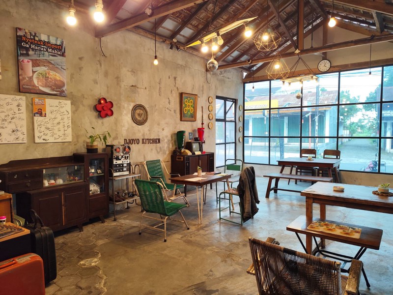 Disewakan Cepat, Ruang Usaha Strategis Di Condong Catur, Sleman 