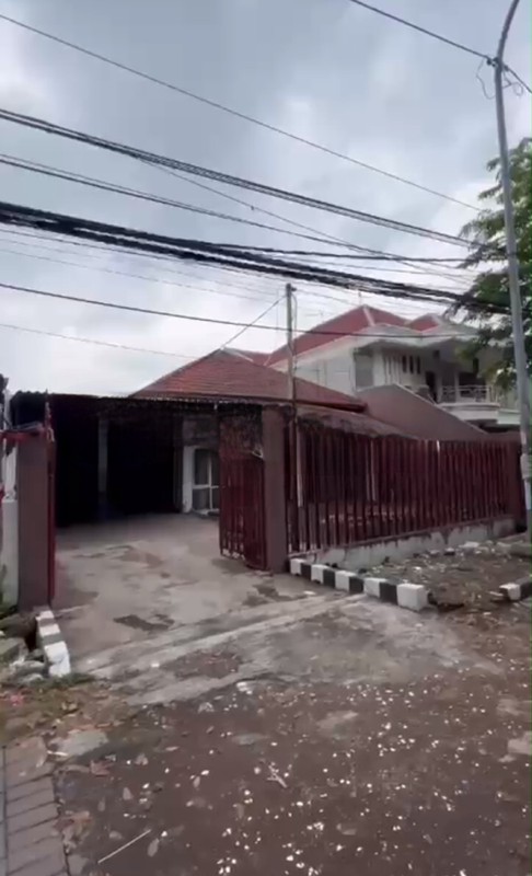 Hitung Rp.17 jt-an/m2 Dijual 525 m2 Rumah Raya Tenggilis Mejoyo - Nol Jalan Raya Komersial Area Cocok Buat Segala Usaha -dekat Alfa Midi , Spbu Shell, Chicco Supermarket , Kampus UBAYA Tenggilis