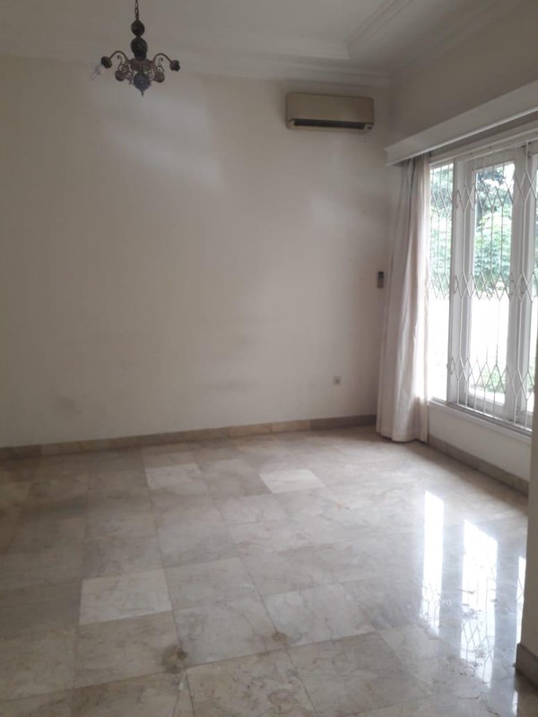 Rumah Mewah Strategis di Adiaksa, Lebak Bulus Jakarta Selatan - Kolam Renang, Akses Tol & MRT!