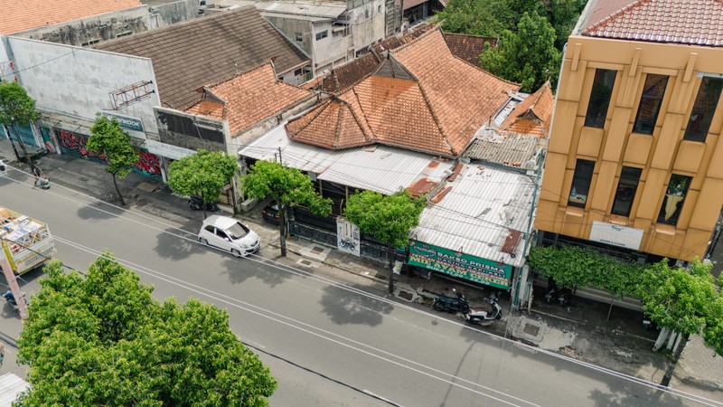 Dijual Tanah & Bangunan  1670 Meter Persegi Di Jl. Brigjen Katamso Lokasi Pusat Bisnis