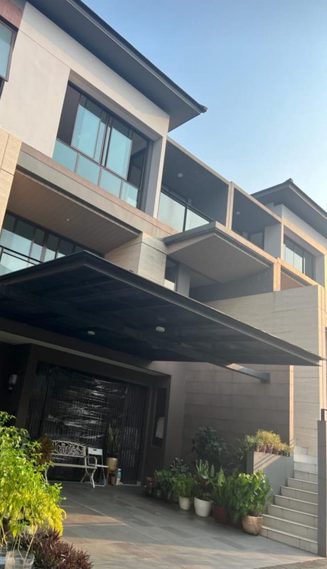 Rumah mewah dengan nuansa Jepang The Zora BSD. 