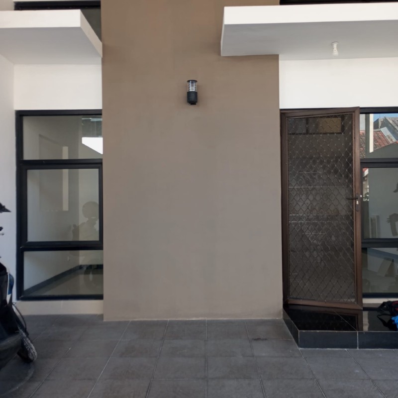 2 Milyar-an Dijual Rumah Baru Pakuwon Indah - Villa Valensia Surabaya Barat Bonus Semi Furnished Dekat Citraland, Pakuwon Mall, Darmo Permai