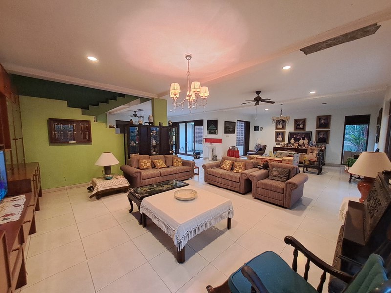 Rumah Mewah Style Modern di Lingkungan Nyaman CitraGrand Cibubur  /  A Luxury Modern House in CitraGrand Cibubur