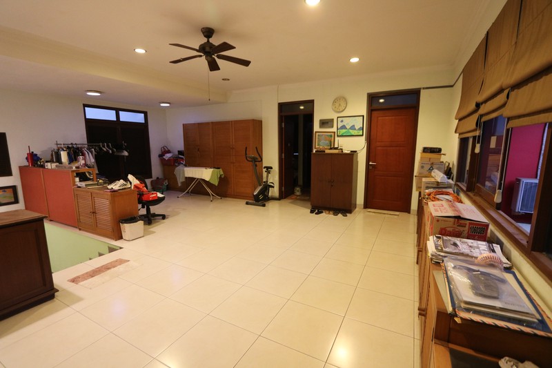 Rumah Mewah Style Modern di Lingkungan Nyaman CitraGrand Cibubur  /  A Luxury Modern House in CitraGrand Cibubur