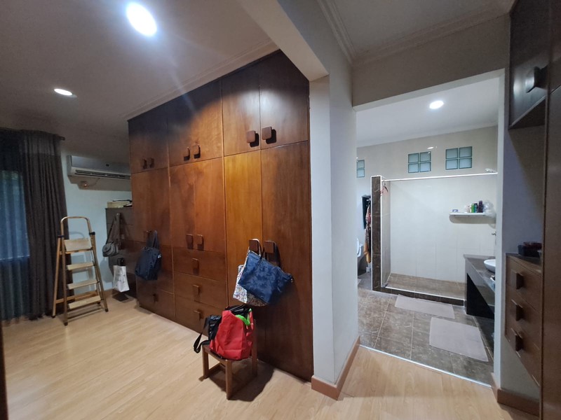 Rumah Mewah Style Modern di Lingkungan Nyaman CitraGrand Cibubur  /  A Luxury Modern House in CitraGrand Cibubur