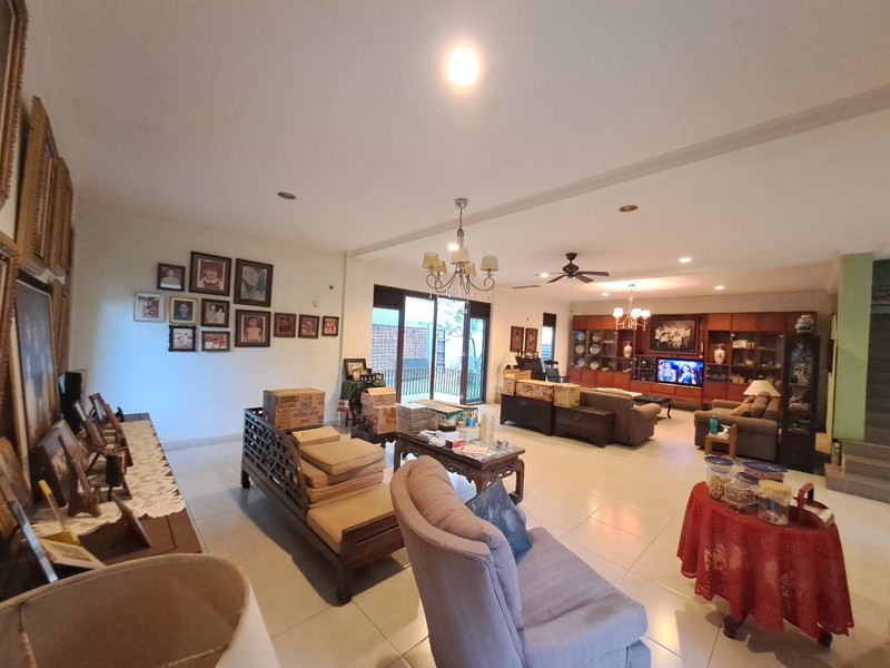 Rumah Mewah Style Modern di Lingkungan Nyaman CitraGrand Cibubur  /  A Luxury Modern House in CitraGrand Cibubur