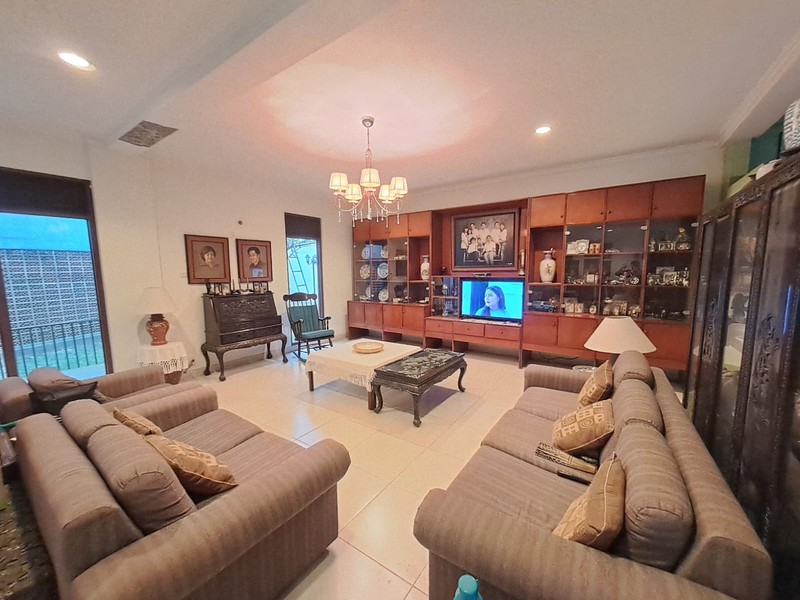 Rumah Mewah Style Modern di Lingkungan Nyaman CitraGrand Cibubur  /  A Luxury Modern House in CitraGrand Cibubur