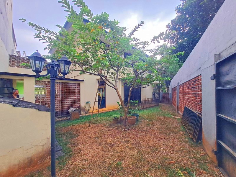 Rumah Mewah Style Modern di Lingkungan Nyaman CitraGrand Cibubur  /  A Luxury Modern House in CitraGrand Cibubur