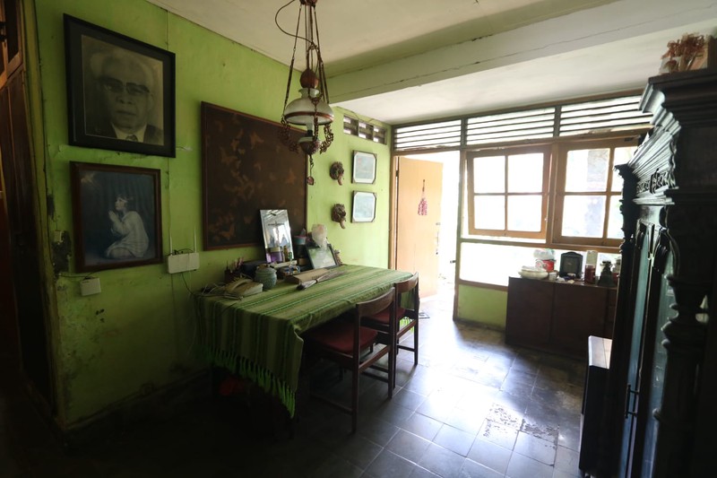 DIJUAL RUMAH KLASIK HITUNG TANAH DAERAH SLIPI KEMANGGISAN DEKAT KEBON JERUK / A classic & strategic house FOR SALE