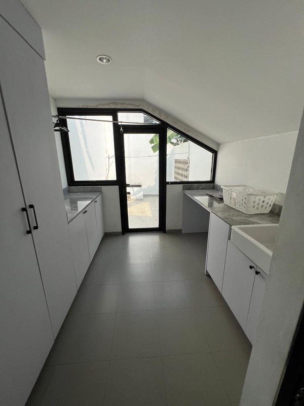 Dijual Rumah Dengan Lahan Yang Luas di Menjangan Ciputat 