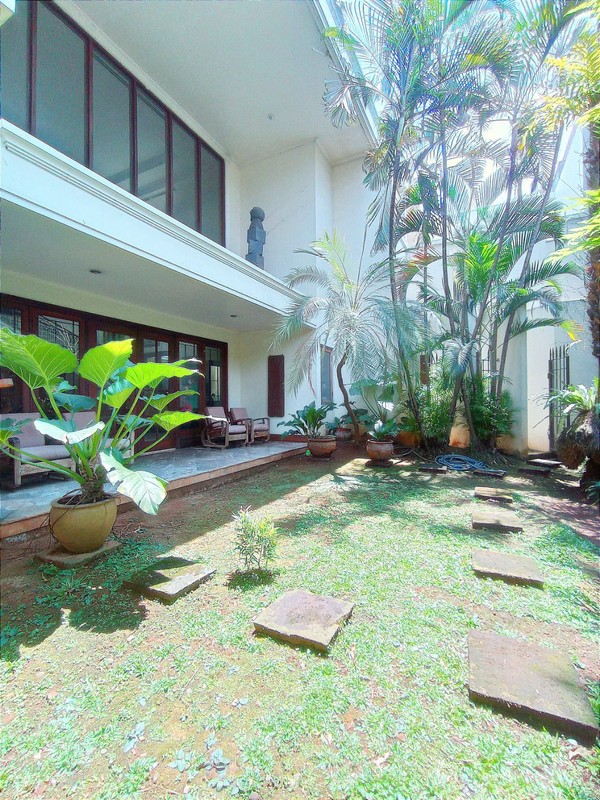 Dijual Rumah Bagus, Bangunan Kokoh dan Terawat, 2 Lantai di Bintaro Sektor 3