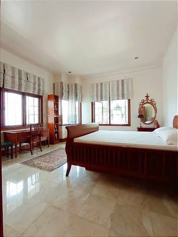 Dijual Rumah Bagus, Bangunan Kokoh dan Terawat, 2 Lantai di Bintaro Sektor 3