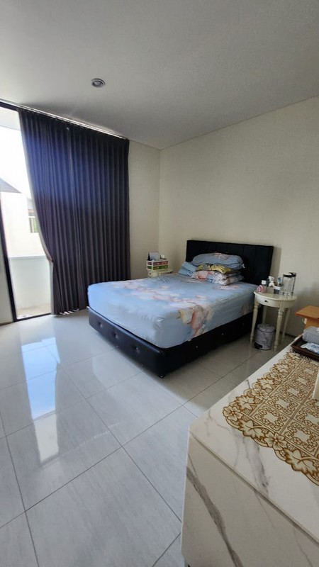 MURAH Dijual Rumah Semi Furnish   Dua Lantai  Perumahan Graha Natura  Sambikerep Surabaya