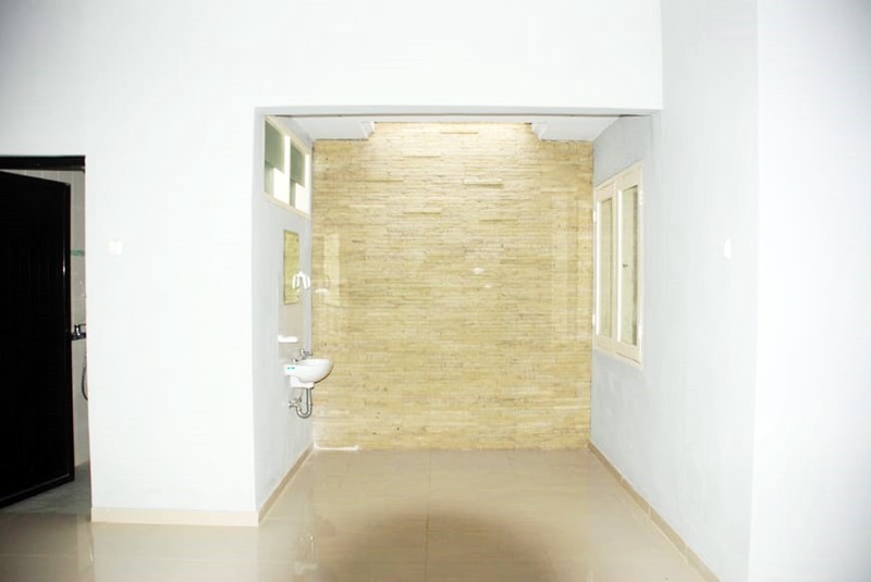 Rumah di ARAYA Tahap 2 Surabaya Timur, Minimalis Modern, Row Jalan Lebar, Siap Huni