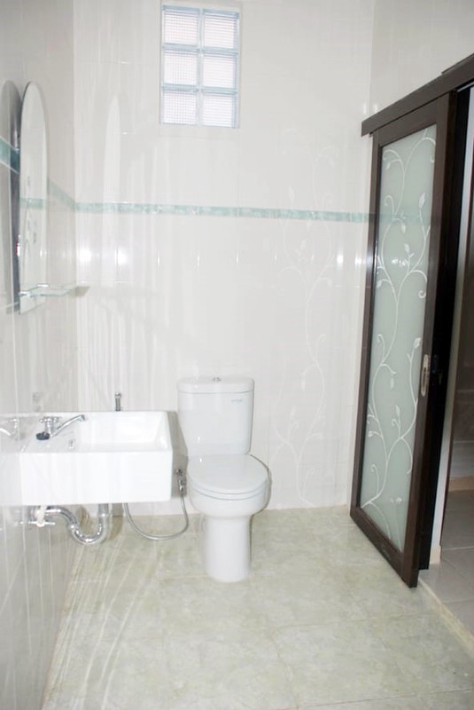 Rumah di ARAYA Tahap 2 Surabaya Timur, Minimalis Modern, Row Jalan Lebar, Siap Huni