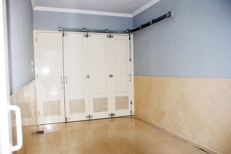 Rumah di ARAYA Tahap 2 Surabaya Timur, Minimalis Modern, Row Jalan Lebar, Siap Huni