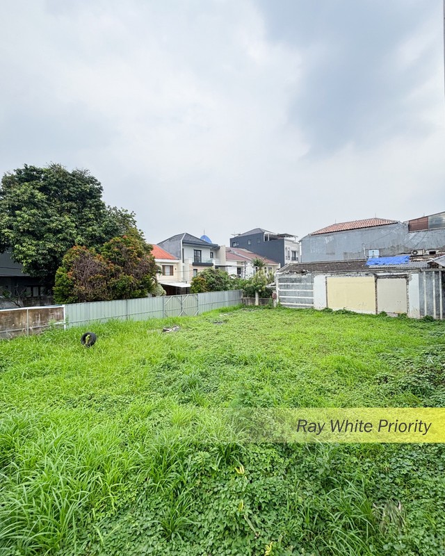 KAVLING SIAP BANGUN DENGAN POSISI HOEK PRIME LOCATION DI PONDOK INDAH, JAKARTA SELATAN