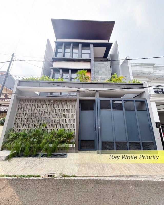 BRAND NEW BANGUNAN 3 LANTAI SIAP HUNI DALAM KOMPLEK PONDOK INDAH, JAKARTA SELATAN