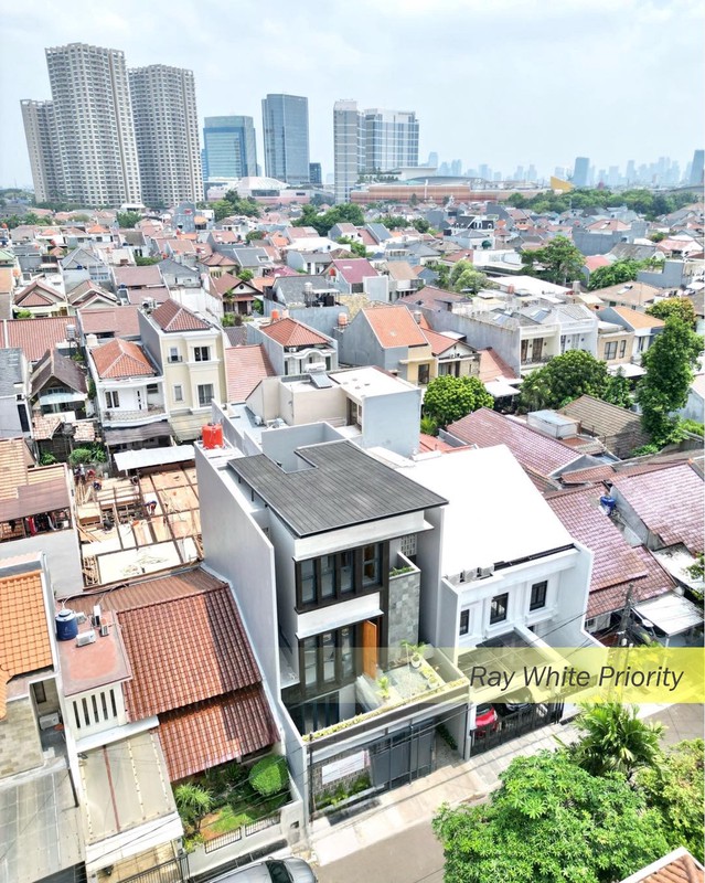 BRAND NEW BANGUNAN 3 LANTAI SIAP HUNI DALAM KOMPLEK PONDOK INDAH, JAKARTA SELATAN
