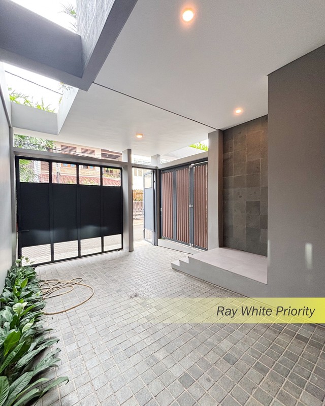 BRAND NEW BANGUNAN 3 LANTAI SIAP HUNI DALAM KOMPLEK PONDOK INDAH, JAKARTA SELATAN