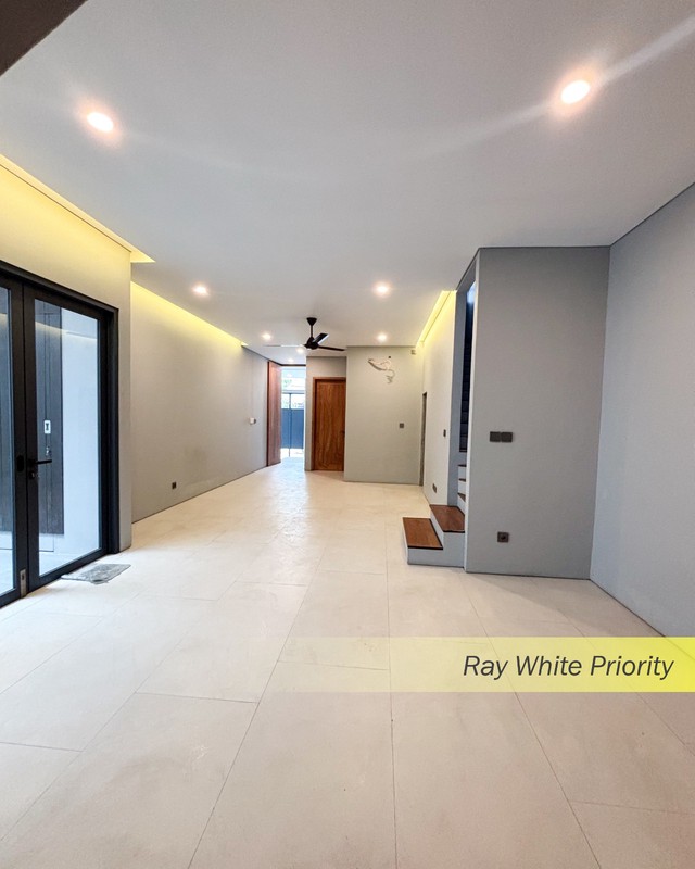 BRAND NEW BANGUNAN 3 LANTAI SIAP HUNI DALAM KOMPLEK PONDOK INDAH, JAKARTA SELATAN