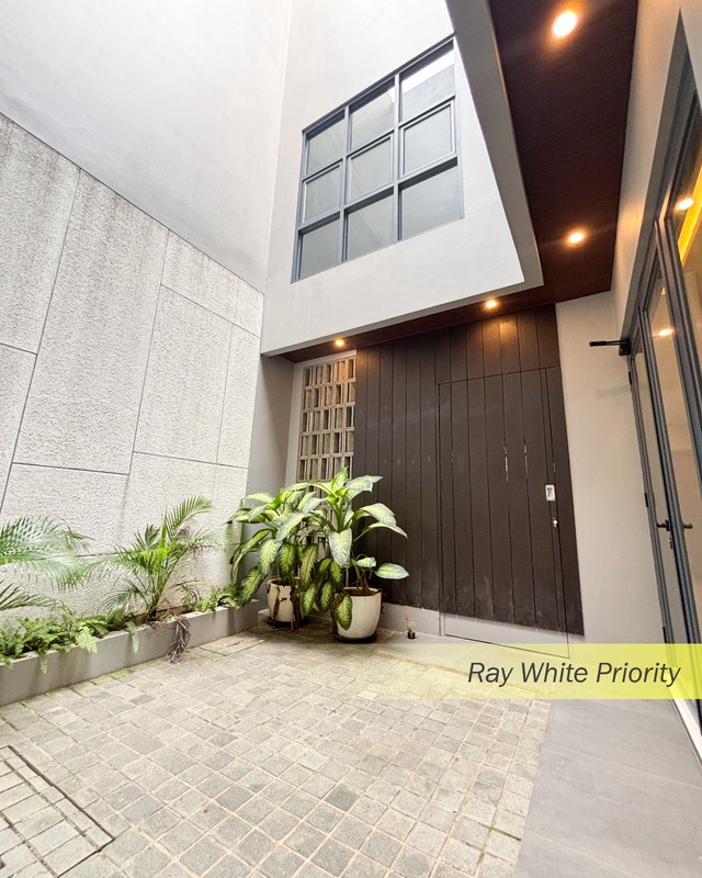 BRAND NEW BANGUNAN 3 LANTAI SIAP HUNI DALAM KOMPLEK PONDOK INDAH, JAKARTA SELATAN