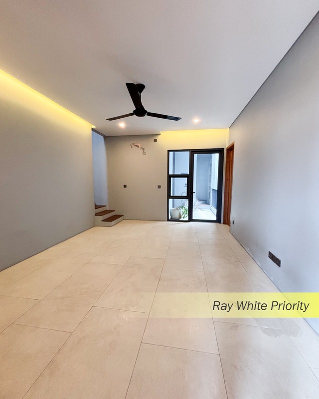 BRAND NEW BANGUNAN 3 LANTAI SIAP HUNI DALAM KOMPLEK PONDOK INDAH, JAKARTA SELATAN