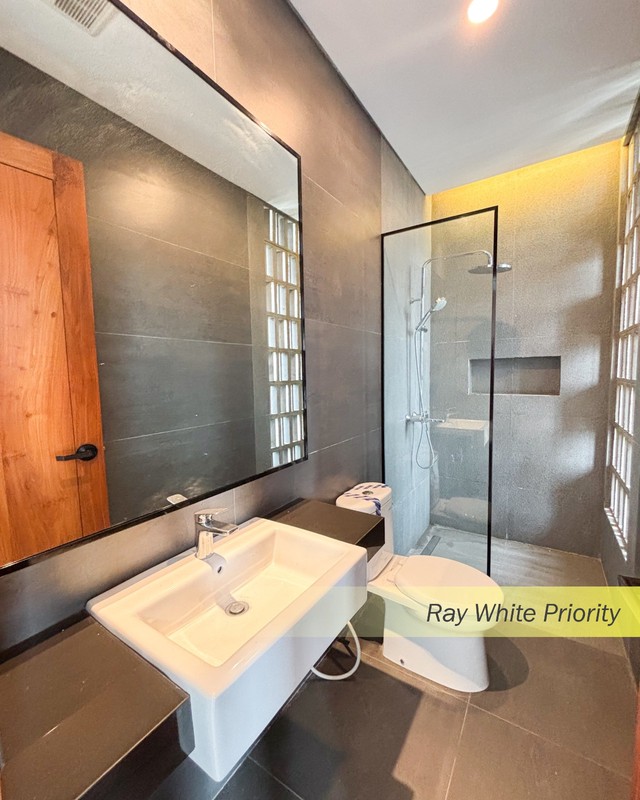 BRAND NEW BANGUNAN 3 LANTAI SIAP HUNI DALAM KOMPLEK PONDOK INDAH, JAKARTA SELATAN