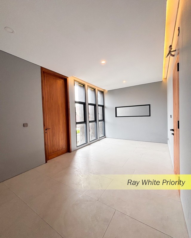 BRAND NEW BANGUNAN 3 LANTAI SIAP HUNI DALAM KOMPLEK PONDOK INDAH, JAKARTA SELATAN